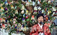 [포토]글 읽는 박근혜 대통령