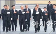 [포토]현충원 방문한 정홍원 신임 국무총리