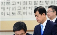 [포토]자리에 앉는 황교안 법무부 장관 내정자