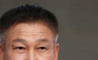 [포토] 최진한 경남 감독 '팀 컬러 맞춰 패션 뽐냈어요'