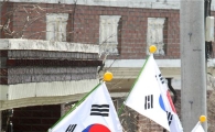 [포토]3·1절 태극기 달아요