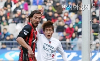 [포토] 데얀 '어이쿠 빗나갔네'