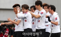 [포토] 이명주 동점골에 기뻐하는 강철군단 포항