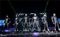 2PM, 첫 필리핀 콘서트 대성황 "8천 팬 들썩"