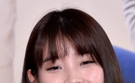 [포토]감독님의 칭찬에 부끄러운 아이유