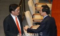 [포토]본회의장에서 만난 양당 원내수석부대표