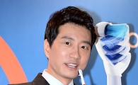 [포토]김명민, 칫솔 마이크(?)