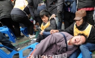[포토]중구청과 쌍용차 해고자들 충돌, 부상자 발생 