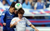 [포토] 헤딩 다툼 벌이는 곽희주-김은중