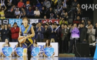 [포토] 여자프로농구 플레이오프 2차전, 자리가 없어서...