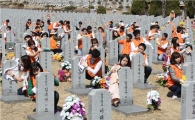 [포토] 한화, 묘비 닦는 손길에도 정성 ‘가득’