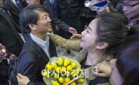 [포토]지지자와 포옹하는 안철수