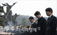 [포토]묵념하는 안철수 전 교수