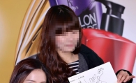 [포토]한채영, 여성팬과 기념촬영 찰칵!