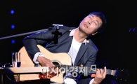 [포토]멜로디에 심취한 이문세