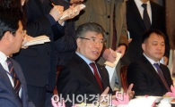 [포토]김중수 "기업들 잘 되도록 돕겠습니다"