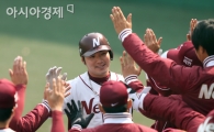 [포토] 투런포 박병호 '손이 몇개야!'