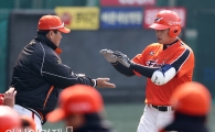 [포토] 투런홈런 환영받는 최진행