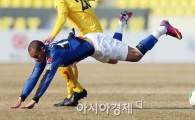 [포토] 디오고 '잔디로 입수?'