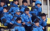 [포토] 경기 지켜보는 이천수