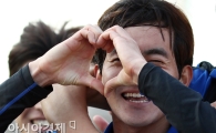 [포토] 이석현 '서포터 향한 사랑의 하트'