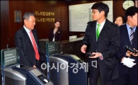[포토]취재진들과 대화하는 어윤대 회장