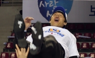 [포토] 우리은행 위성우 감독 우승 헹가래