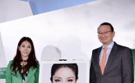 [포토]기념촬영하는 보아-김창수 베네통코리아 대표