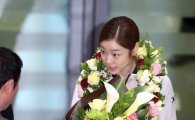 [포토] 꽃다발 받는 김연아