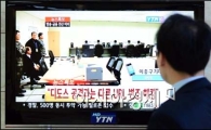[포토]뉴스속보 확인중인 시민들