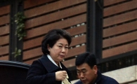 [포토]옷 매무새 고치는 현정은 회장 
