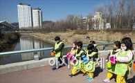 [포토]'한방울의 물도 흘리지 않기!'