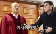 [포토]대심판정 들어서는 박한철 헌법재판관 