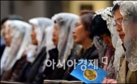 [포토]새 교황 프란치치스코 즉위, 미사드리는 신자들