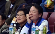 [포토] 6강 플레이오프 지켜보는 한선교 KBL 총재
