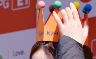 [포토]김연아, '유나 킴' 왕관 쓰고 함박웃음~