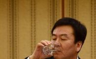 [포토]바쁜 일정에 목마른 신제윤 금융위원장 