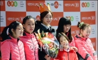 [포토]동천의 집 피겨선수들과 기념촬영하는 김연아
