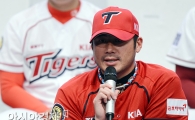 [포토] 각오 밝히는 KIA 서재응