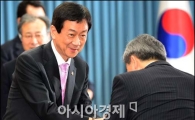 [포토]인사하는 진영 보건복지부 장관