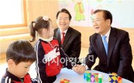 [포토]어린이와 이야기하는 박준영 전남지사