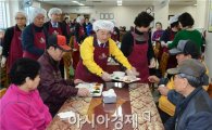 [포토]김종식 광주시 서구청장, 노인종합복지관 급식 봉사