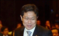 [포토]자리에 일어선 윤상직 장관