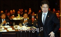 [포토]인사하는 윤상직 장관