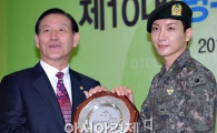 [포토]병무홍보대사 위촉패 수여받는 이특