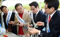 [포토]'굴 맛 보는 의원들'