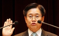 [포토]취임 선서하는 신임 김덕중 국세청장