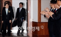 [포토]직원들에게 박수 받는 김덕수 국세청장