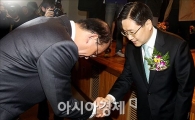 [포토]직원들과 인사하는 김덕중 국세청장