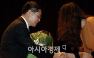 [포토]꽃다발 받는 김덕중 신임 국세청장